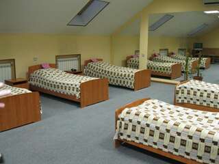 Гостиница Ивановка Полазна Кровать в общем номере с 6 кроватями-1